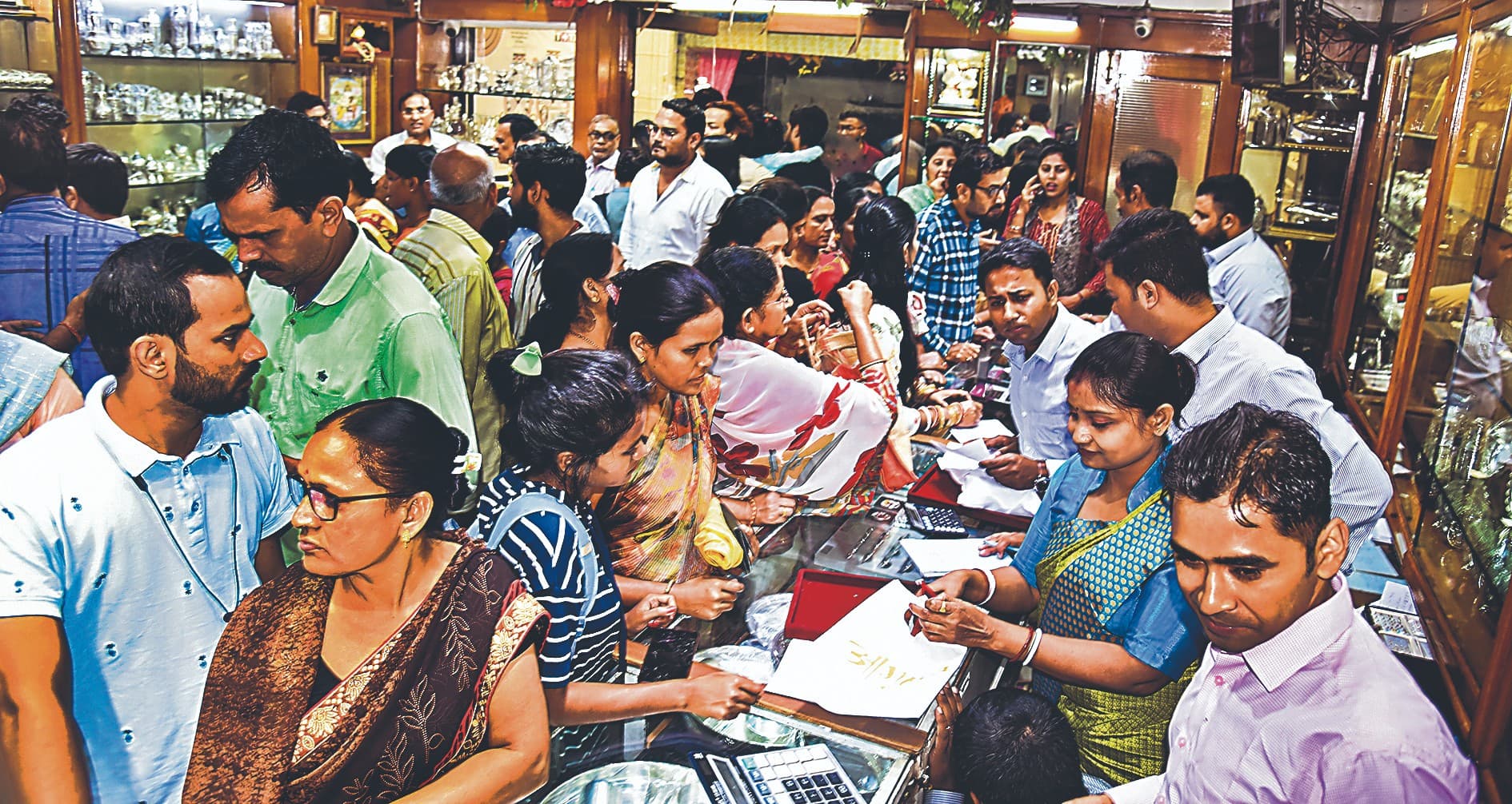 धनतेरस पर दुकानों में लगाये जा रहे अतिरिक्त काउंटर, जानें कहां मची है एडवांस बुकिंग की  होड़