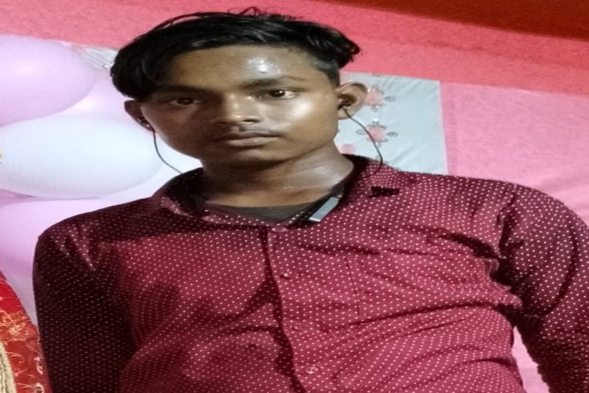 जमशेदपुर के गालूडीह में पुराना घर तोड़ने के क्रम में दीवार से गिर कर 17 वर्षीय युवक की मौत