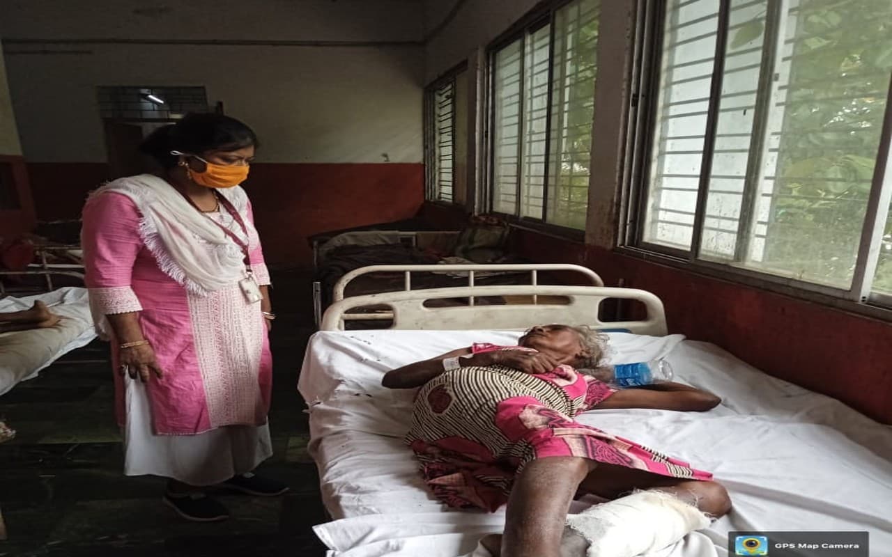 Jharkhand : जमशेदपुर अधिसूचित क्षेत्र समिति के सदस्यों ने रेस्क्यू कर बीमार महिला को परिजनों से मिलाया