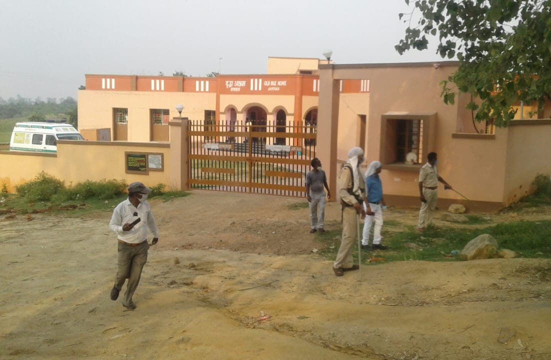 इश्क के चक्कर में दिल्ली से भागी युवती निकली कोरोना पॉजिटिव, छोड़ने के लिए डॉक्टरों पर बनाया जा रहा राजनीतिक दबाव