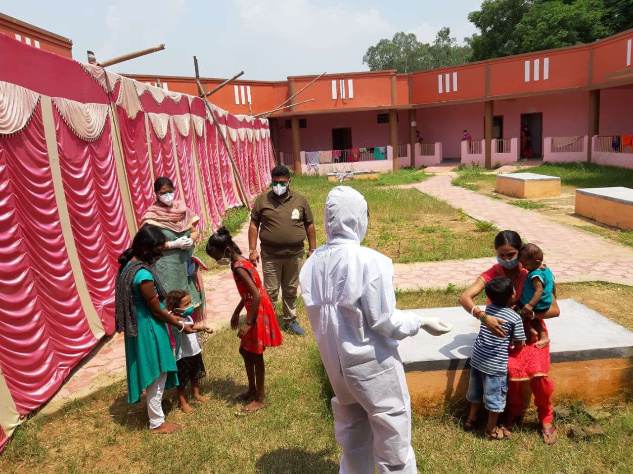 Happy Raksha Bandhan 2020: कोरोना हॉस्पिटल में मनाया गया रक्षा बंधन का त्योहार, बच्चों की हुई स्वास्थ्य जांच