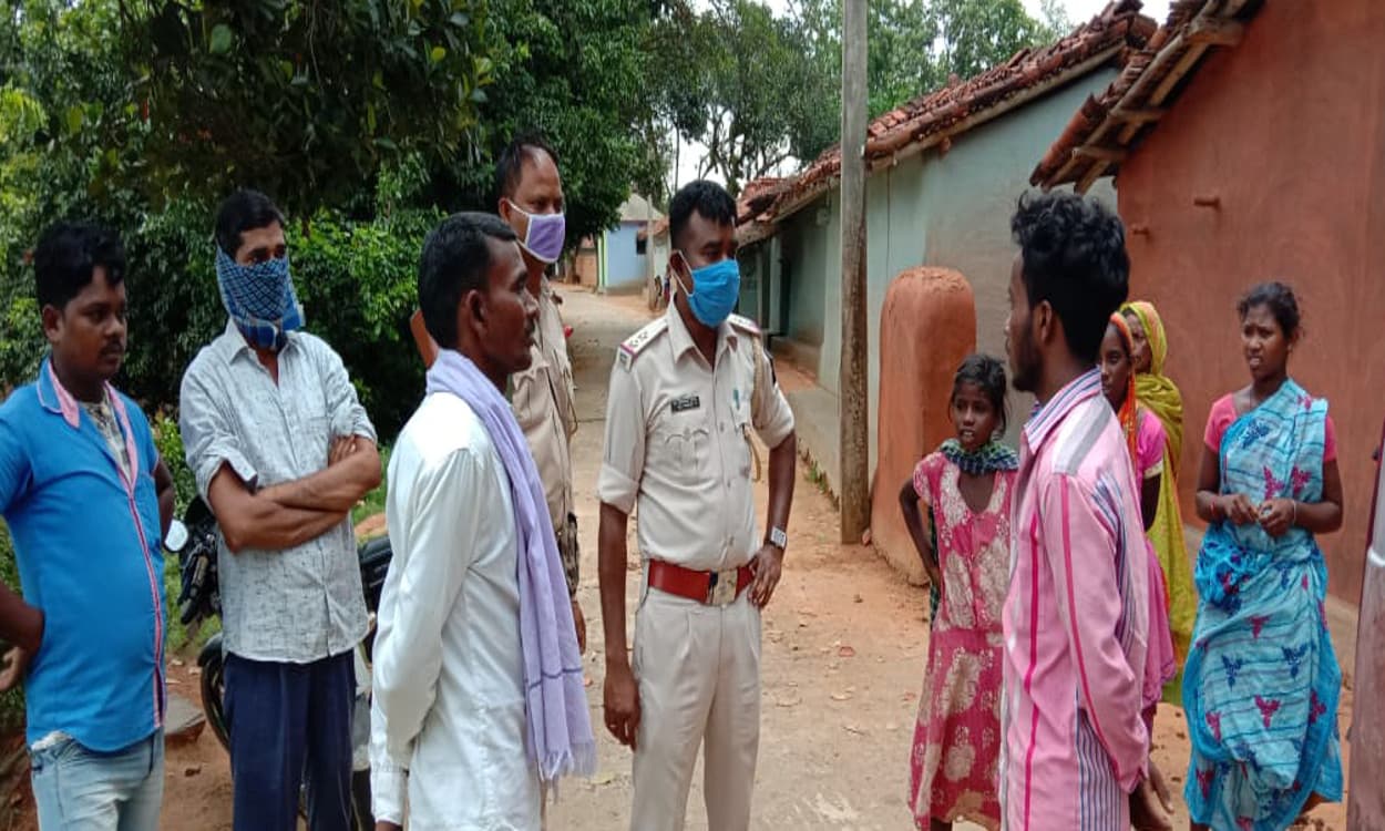 3 दिन से घर में छुपा कर रखा था शव, दुर्गंध आने पर पड़ोसियों ने थाना को दी सूचना, हिरासत में बेटा