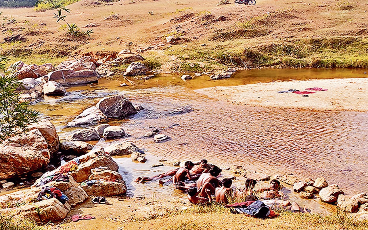 Jharkhand Tourism: गिरिडीह के जमुनिया नदी की खूबसूरती देखिए, एक छोर पर गर्म और दूसरे पर मिलता ठंडा पानी