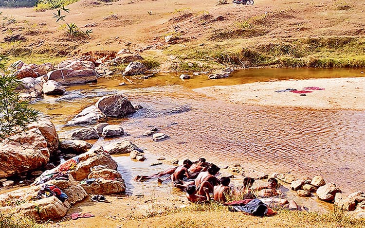 Jharkhand Tourism: गिरिडीह के जमुनिया नदी की खूबसूरती देखिए, एक छोर पर गर्म और दूसरे पर मिलता ठंडा पानी