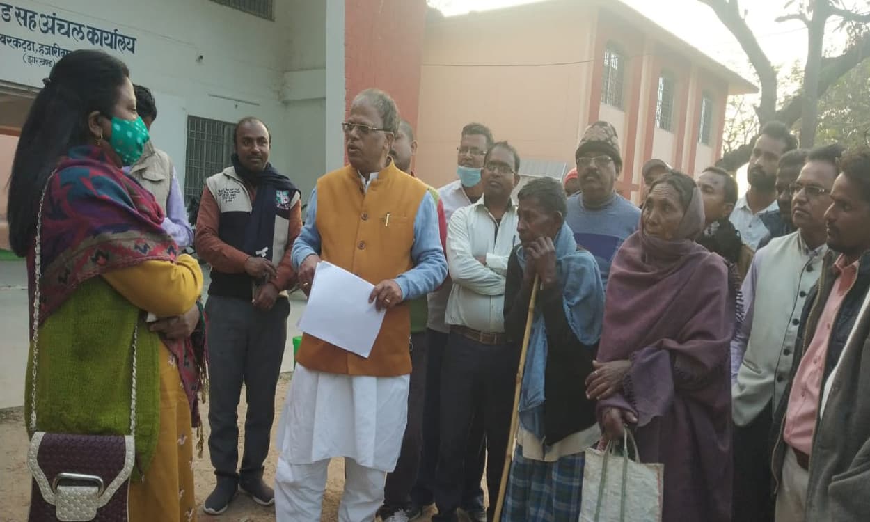 PM Awas के नाम पर बरकट्ठा में लाखों का घोटाला, लाभुक की जगह बिचौलिये ने निकाली राशि, जानें पूरा मामला