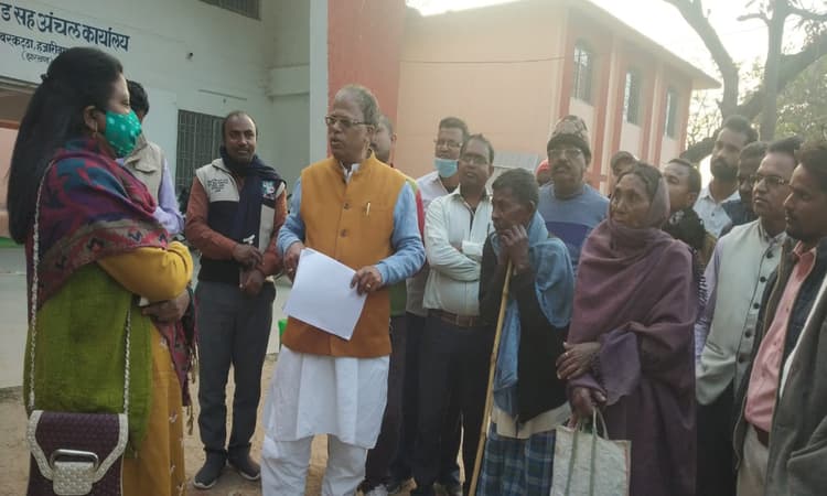 PM Awas के नाम पर बरकट्ठा में लाखों का घोटाला, लाभुक की जगह बिचौलिये ने निकाली राशि, जानें पूरा मामला