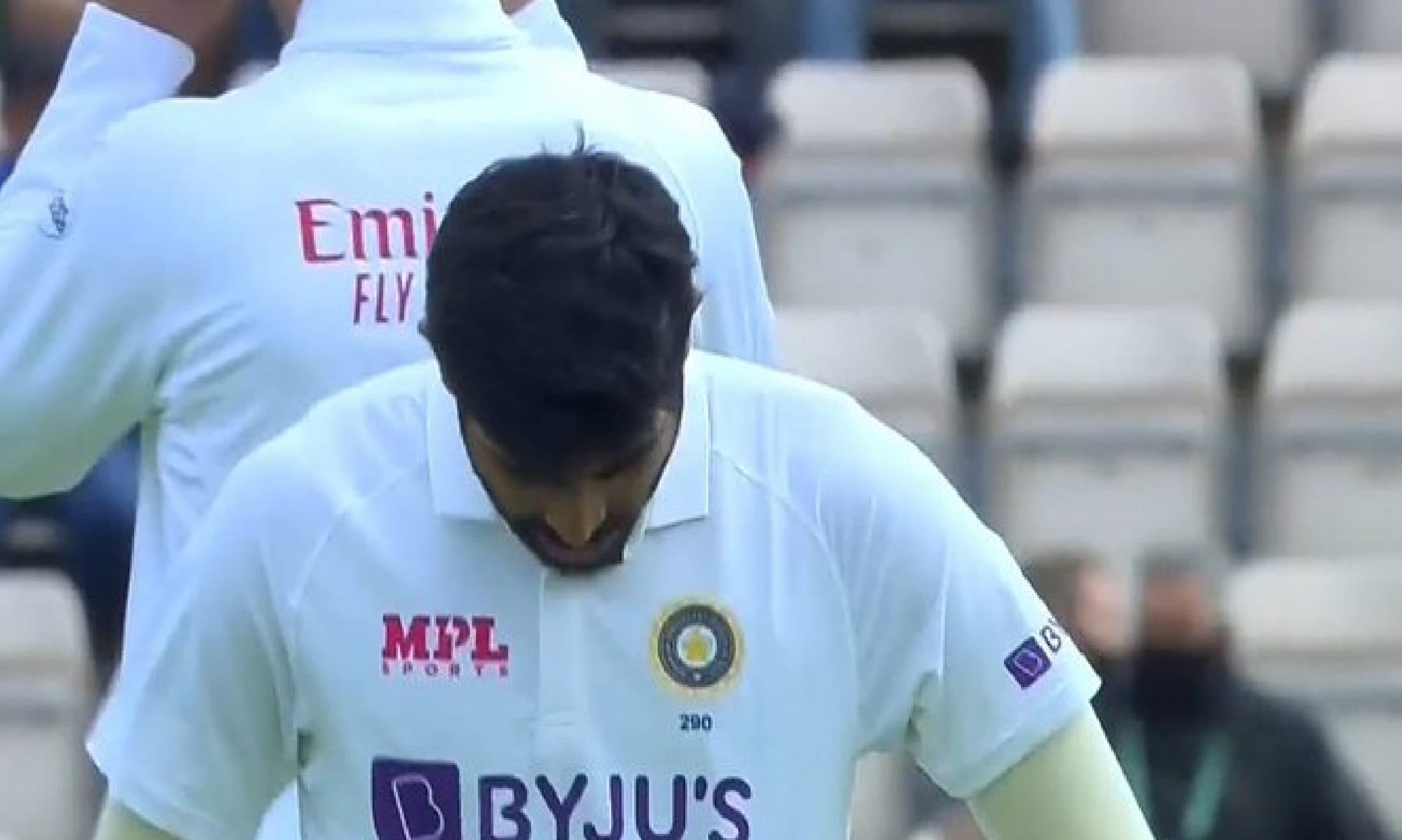 WTC Final : शमी तौलिया पहनकर मैदान पर उतरे, तो बुमराह ने पहन ली गलत जर्सी, सोशल मीडिया पर मजे ले रहे फैन्स