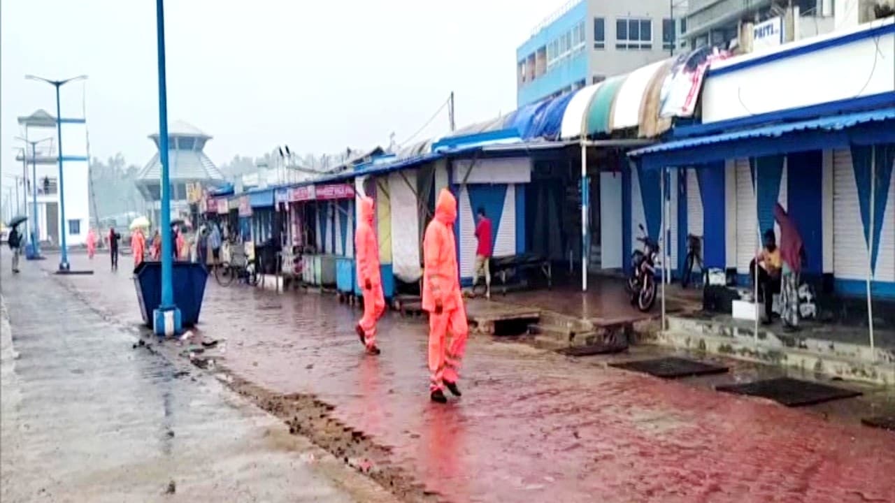 Jawad Cyclone: ओड़िशा-आंध्रप्रदेश के लिए राहत, कमजोर पड़ा ‘जवाद’ चक्रवात, बंगाल में भारी बारिश शुरू Jawad Cyclone: ओड़िशा-आंध्रप्रदेश के लिए राहत, कमजोर पड़ा ‘जवाद’ चक्रवात, बंगाल में भारी बारिश शुरू