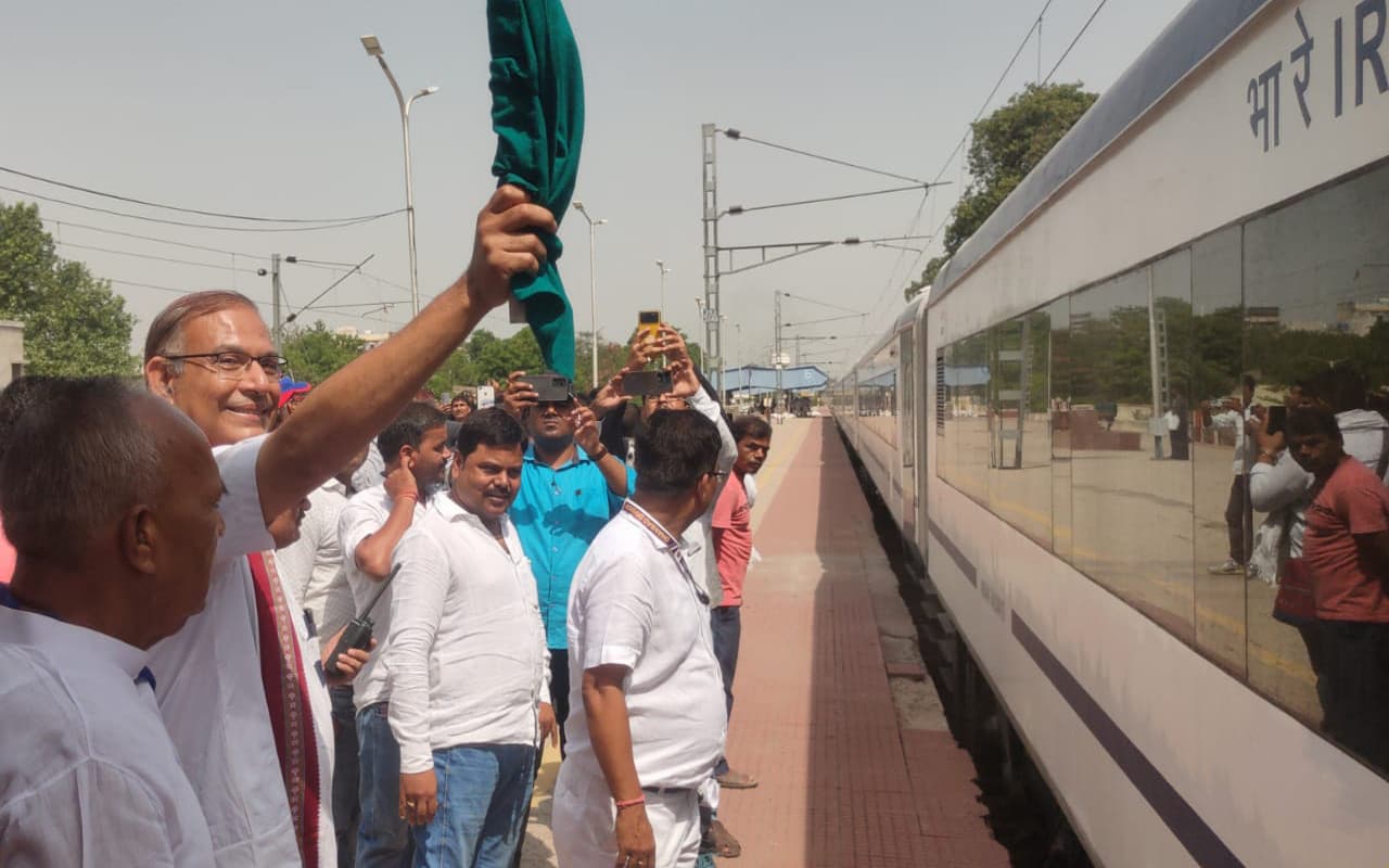 वंदे भारत एक्सप्रेस का स्वागत करने कोडरमा स्टेशन पहुंचे हजारीबाग सांसद जयंत सिन्हा, बोले- आज का दिन ऐतिहासिक