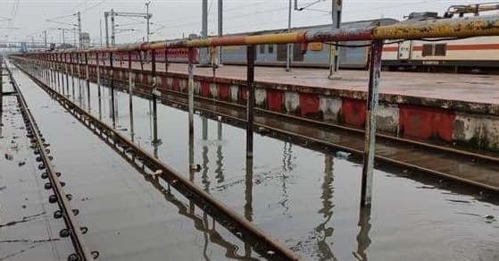 बिहार की बाढ़ का असरः पूर्व रेलवे ने किसी ट्रेन को किया रद्द, तो किसी का गंतव्य बदला