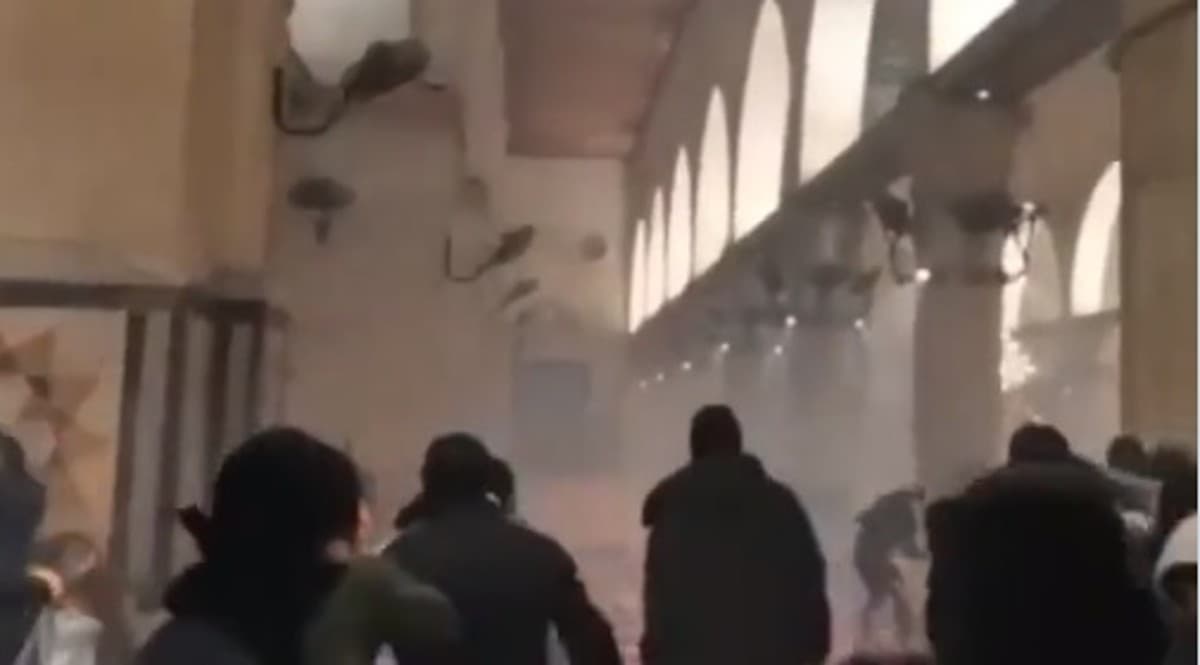 जुम्मे के दिन येरुशलम के अल-अक्सा मस्जिद में हुई झड़प, आंसू गैस के गोले दागे गये, 117 फलस्तीनी घायल