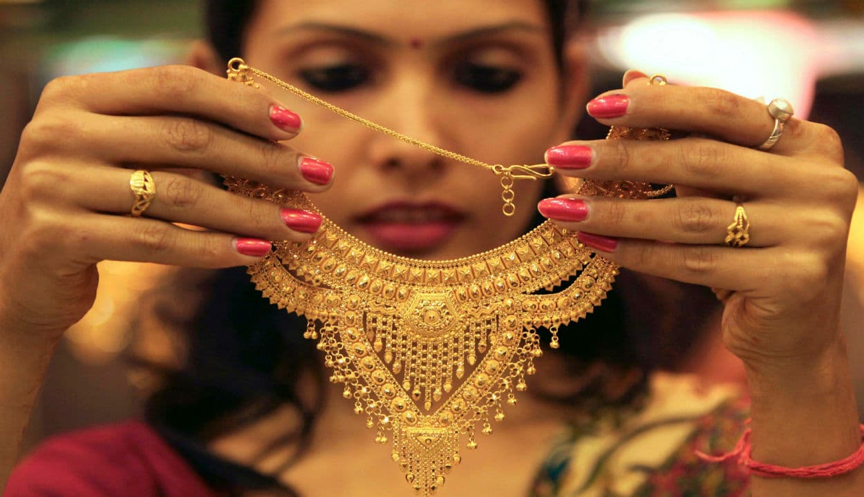 Jewellery Shopping Tips : करवा चौथ पर सोने-चांदी खरीदते समय आपको ठग नहीं पाएंगे दुकानदार, ये रही आपके काम की बात...