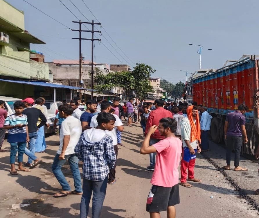 धनबाद के झरिया में ट्रक की चपेट में आने से तीन लोग घायल, दो की हालत गंभीर
