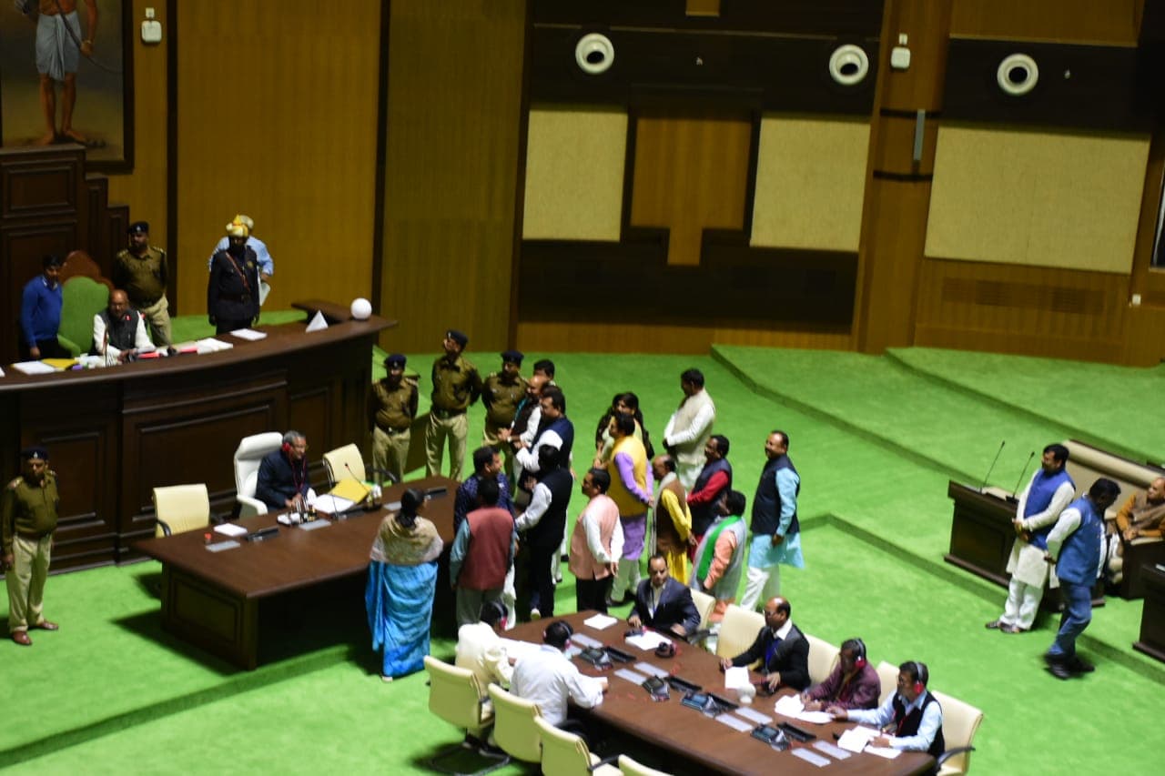 Jharkhand News: अफसरों के रवैये से झारखंड के वि‍धायक परेशान, बोले- नहीं देते हैं सम्मान