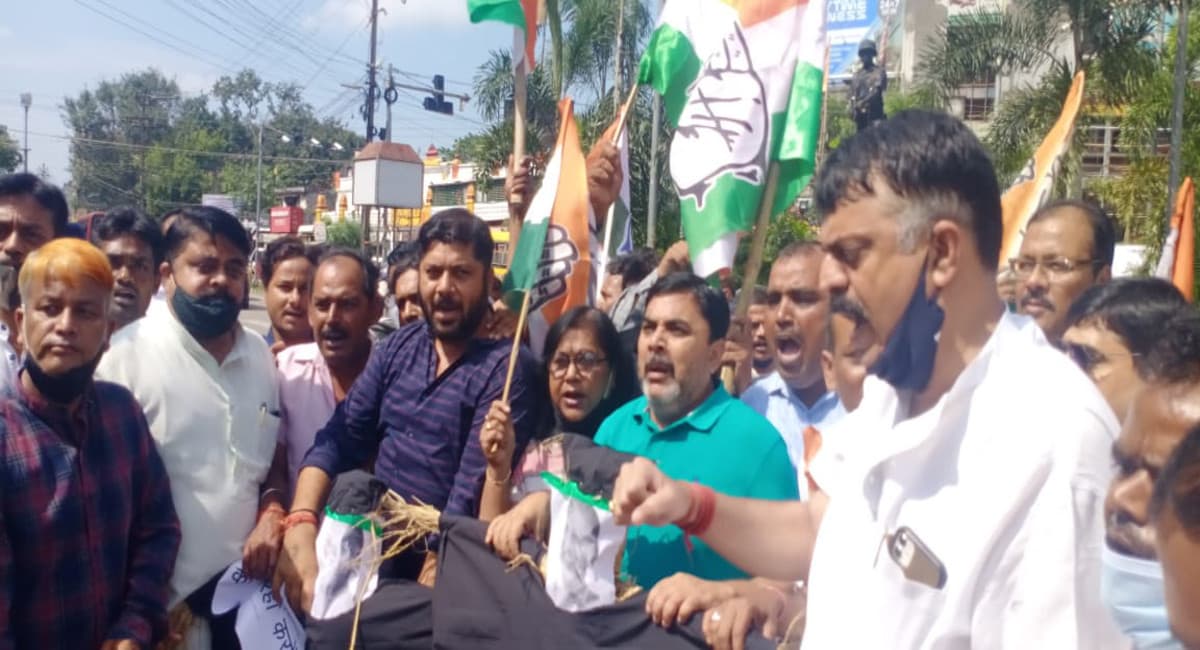 Jharkhand News: UP के लखीमपुर खीरी मामले को लेकर रांची में कांग्रेस का विरोध, यूपी सरकार का फूंका पुतला