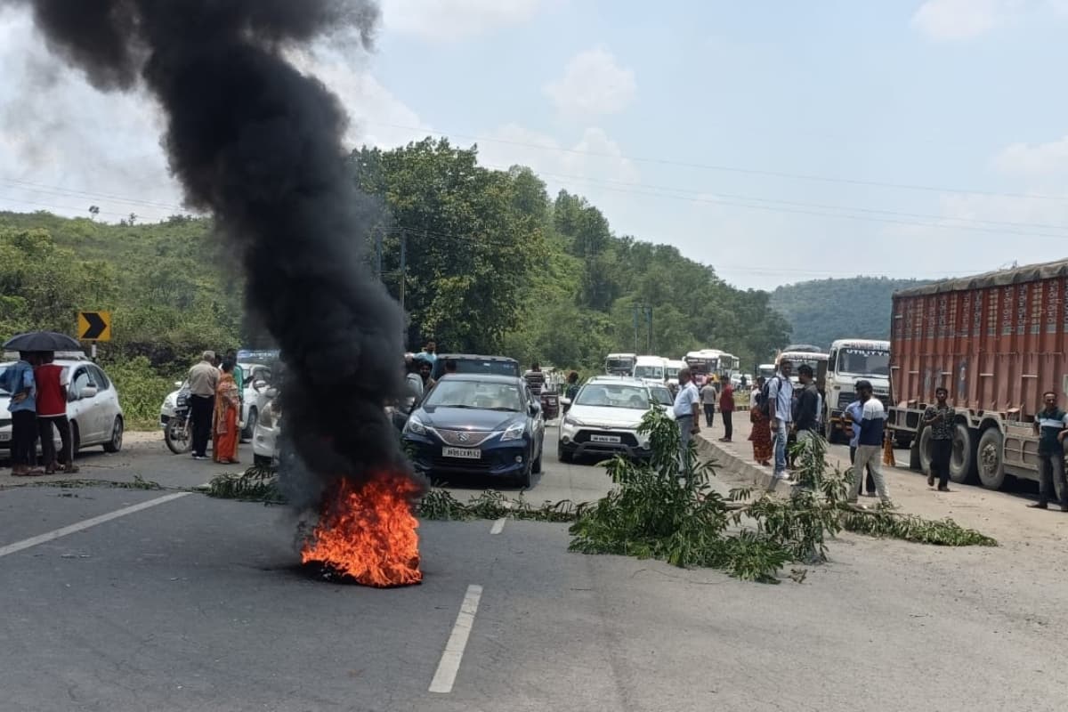 चांडिल में झारखंड बंद असरदार, पारंपारिक औजार के साथ सड़क पर उतरे संताली, NH-33 किया जाम