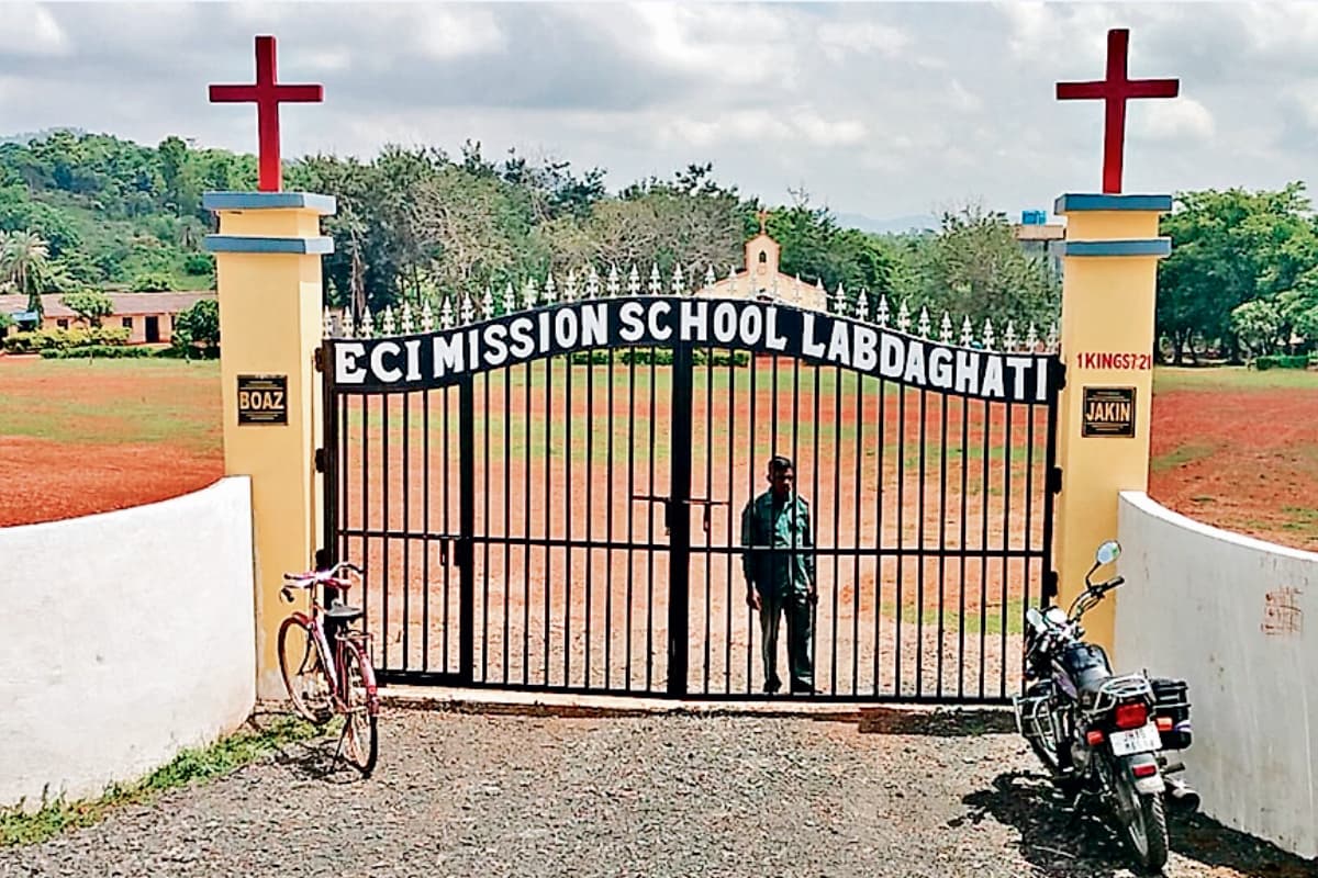 पाकुड़: छात्रा की मौत पर पिता का आरोप-कपड़े से पहचाना बेटी को, छूने तक नहीं दिया, पुलिस आज कब्र से निकालेगी शव