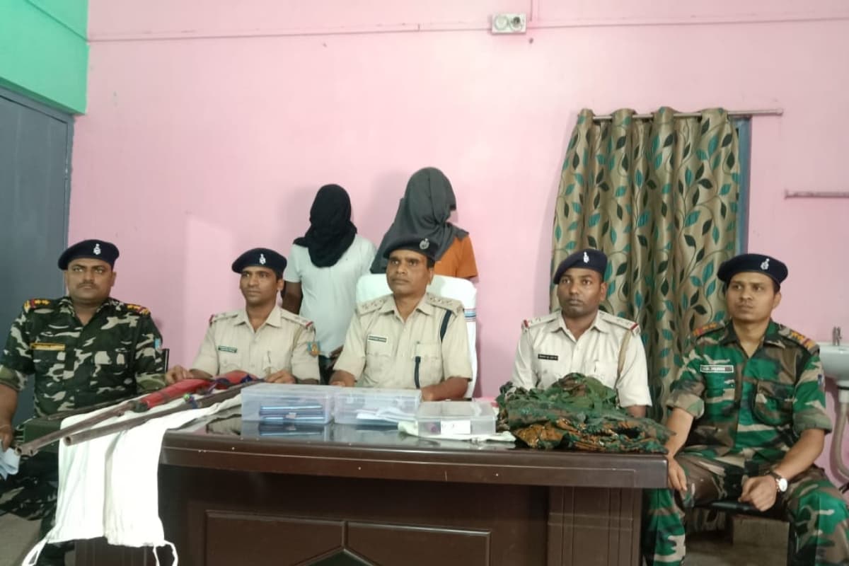 झारखंड : दो पीएलएफआई उग्रवादी हथियार के साथ गिरफ्तार, एक फरार
