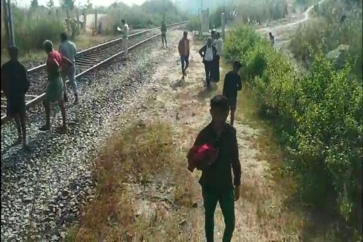 झारखंड में रेल हादसा, पैसेंजर ट्रेन की चपेट में आए 9 लोग, दो की मौत