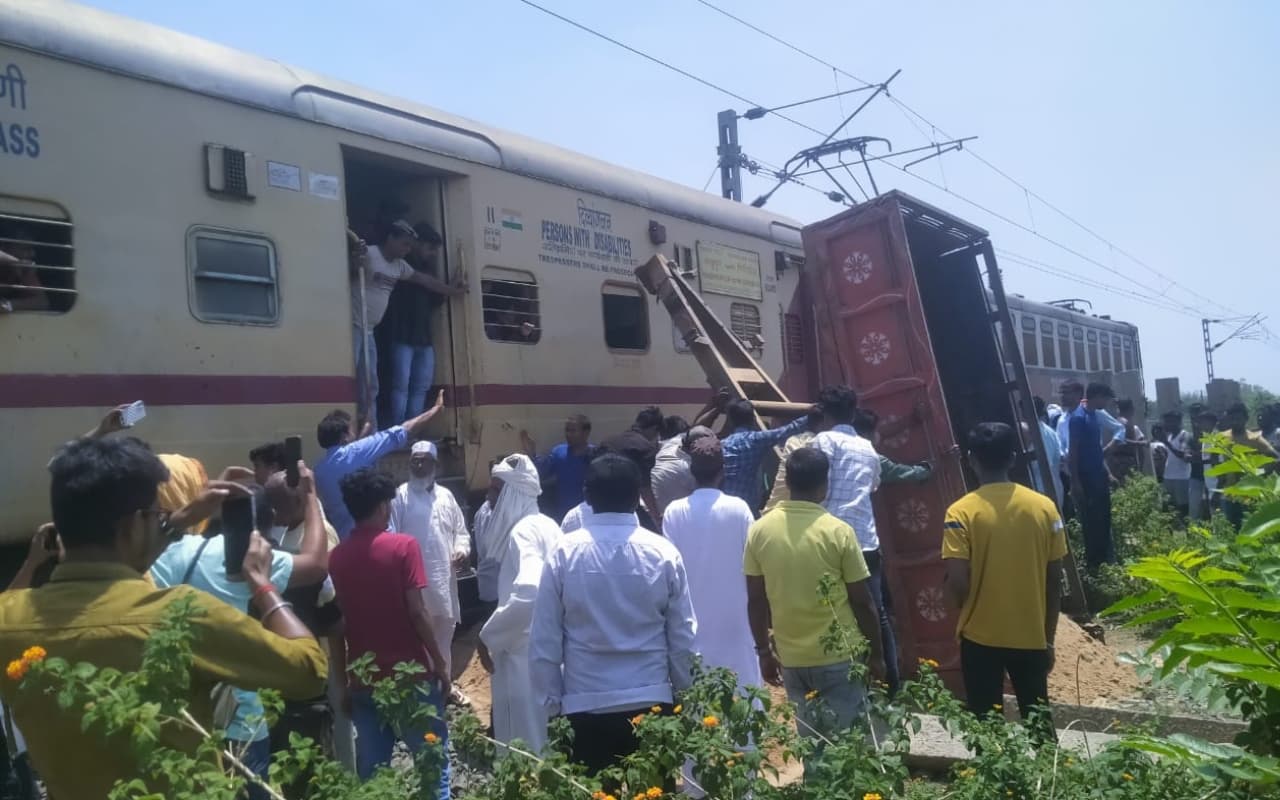 गिरिडीह-मधुपुर रेल लाइन पर टला बड़ा हादसा, बेपटरी होते-होते बची पेसेंजर ट्रेन