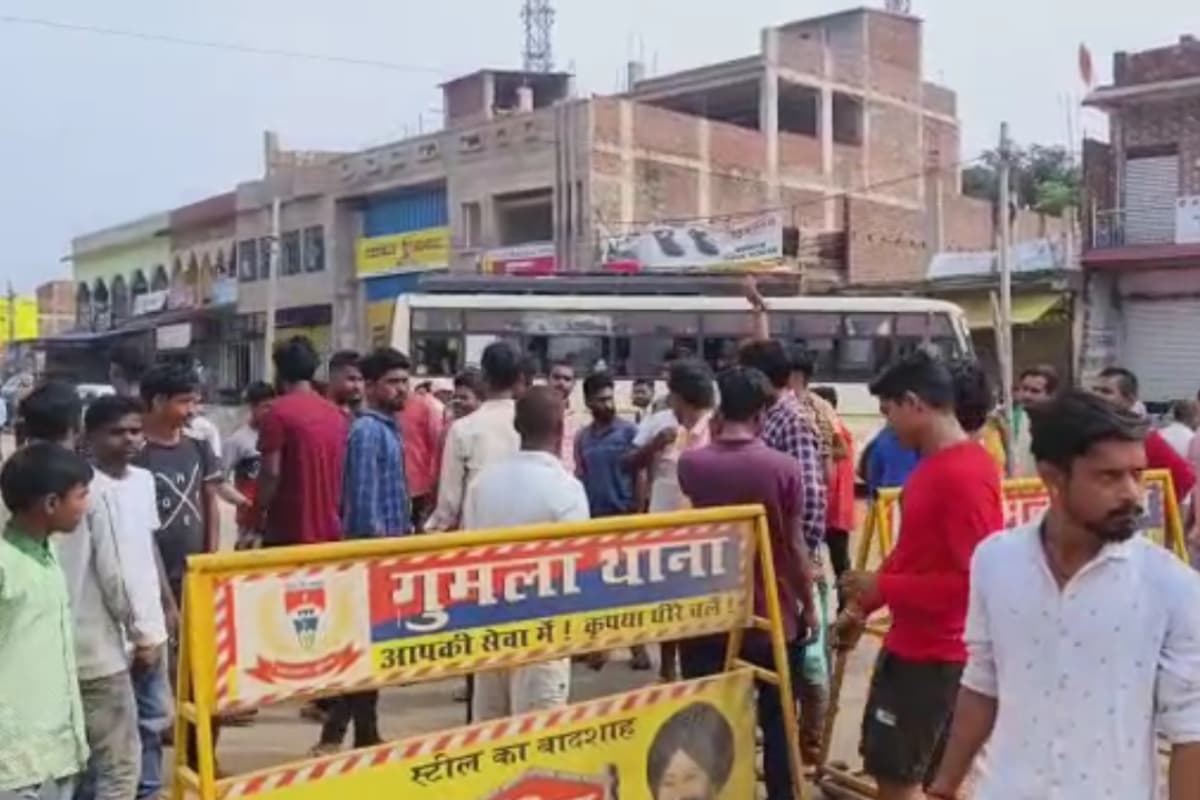 गुमला में स्वतंत्रता दिवस से पहले माहौल बिगाड़ने की कोशिश, शिव मंदिर में फेंका आपत्तिजनक सामान, सड़क जाम