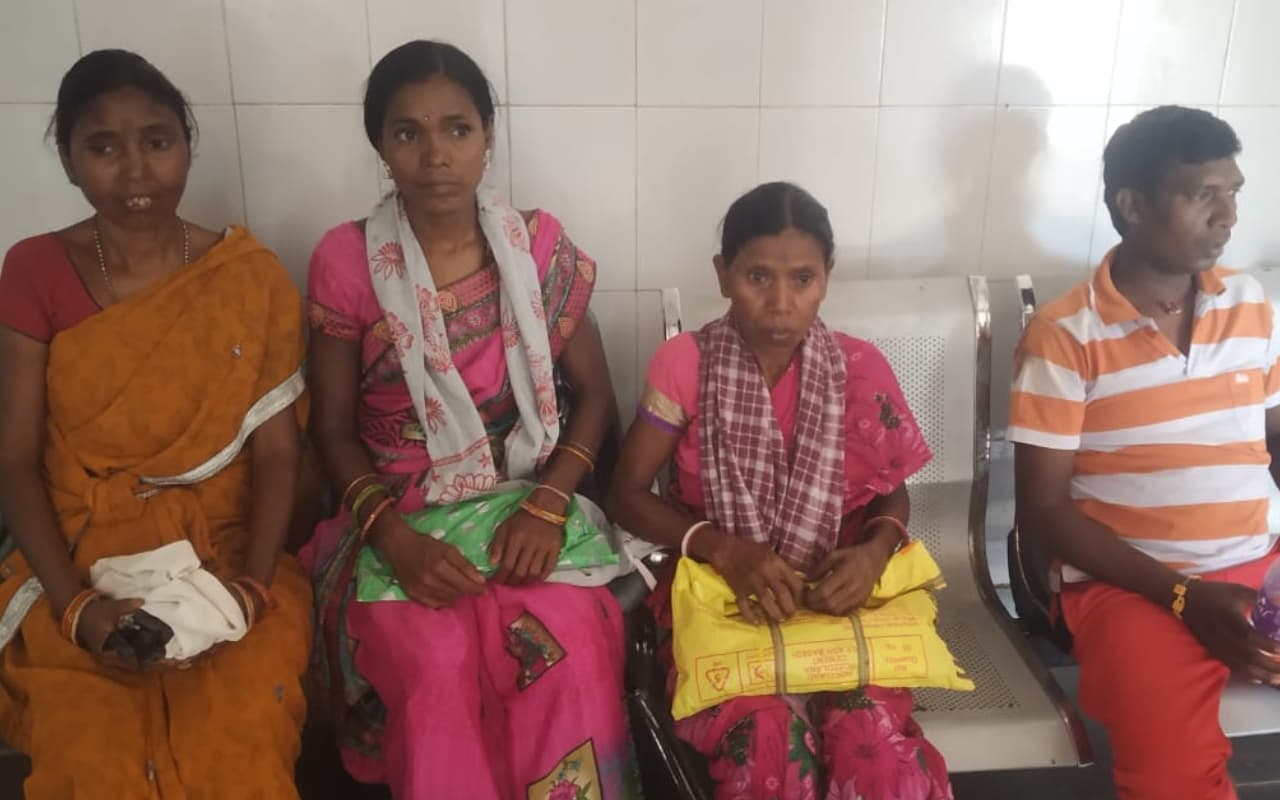 पश्चिमी सिंहभूम : महिलाओं से भरी टेम्पो पलटी, चालक समेत 14 घायल, दो गंभीर