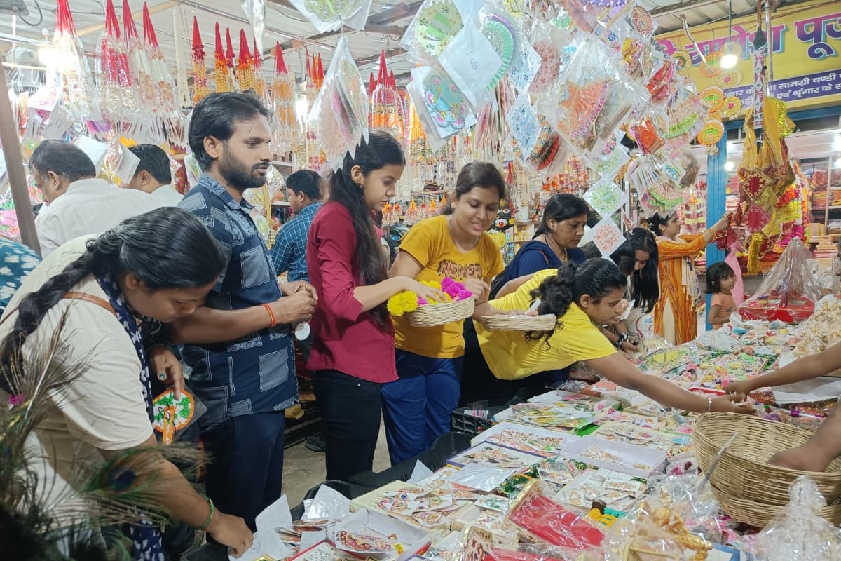 Janmashtami 2023: आज रात जन्म लेंगे कान्हा, मंदिरों व घरों में विशेष तैयारी, धनबाद के बाजारों में रौनक