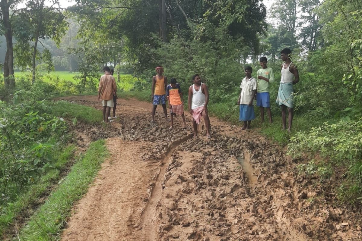 सरायकेला : हादसे को आमंत्रण दे रही है खड़ियाबांध से चक्रधरपुर सीमा तक जाने वाली सड़क