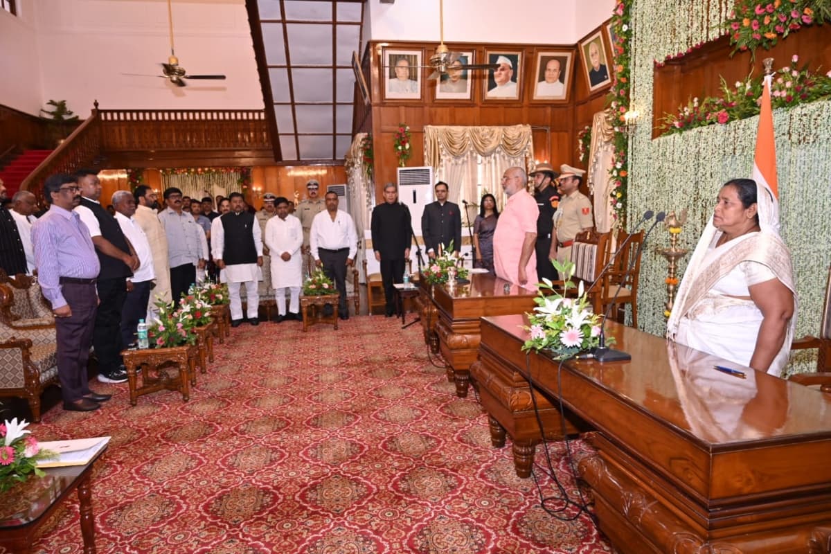 जगरनाथ महतो की पत्नी बेबी देवी बनीं झारखंड की 11वीं मंत्री, राज्यपाल ने दिलाई पद एवं गोपनीयता की शपथ