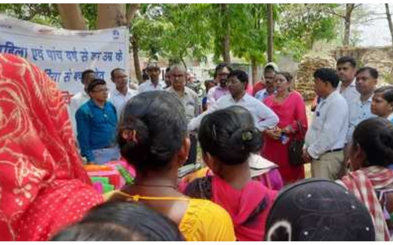 झारखंड : भीषण गर्मी में 10 किमी पैदल चल मच्छरदानी लेने पहुंचीं गर्भवती महिलाएं, व्यवस्था पर उठे सवाल
