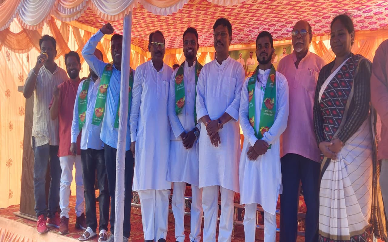 खरसावां : झारखंड पार्टी में शामिल हुए विनोद कुजूर व मनोज माहली, बूथ कमिटि को मजबूत करने पर जोर