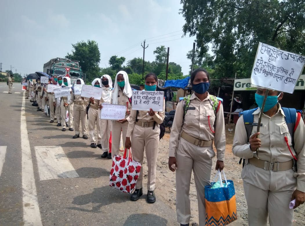 आंदोलित झारखंड के सहायक पुलिसकर्मी सड़क पर उतरे, बोकारो से रांची के लिए शुरू किया पैदल मार्च