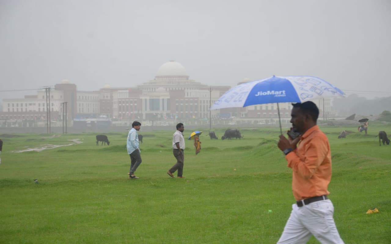 PHOTOS: झारखंड विधानसभा के मानसून सत्र के पांचवें दिन सदन के बाहर का देखिए नजारा