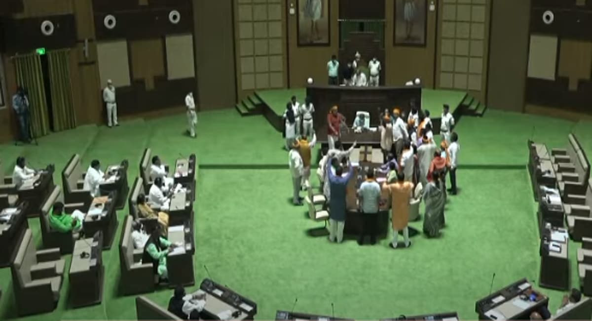 झारखंड विधानसभा में हंगामा, कभी वेल में, तो कभी रिपोर्टिंग टेबल पर चढ़कर विपक्ष ने किया विरोध