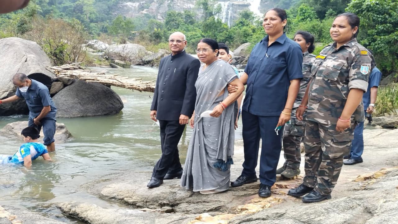झारखंड के राज्यपाल रमेश बैस सपरिवार पहुंचे रांची के हुंडरू फॉल, बच्चों ने की खूब मस्ती, देखें Pics