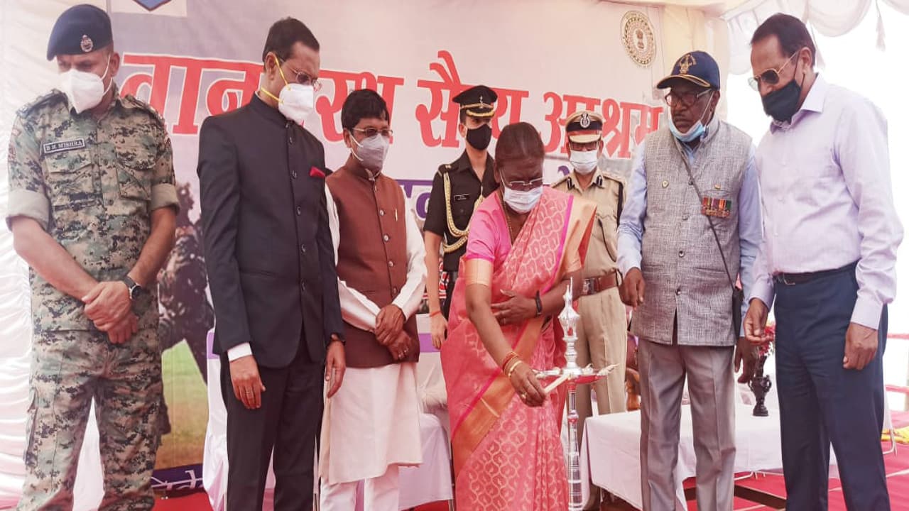 पूर्व सैनिक और वीर नारियों के लिए गुमला में पूर्वी भारत का पहला ओल्ड एज होम का उदघाटन, राज्यपाल बोली- जब हम सोते हैं, तब सैनिक जागते हैं पूर्व सैनिक और वीर नारियों के लिए गुमला में पूर्वी भारत का पहला ओल्ड एज होम का उदघाटन, राज्यपाल बोली- जब हम सोते हैं, तब सैनिक जागते हैं