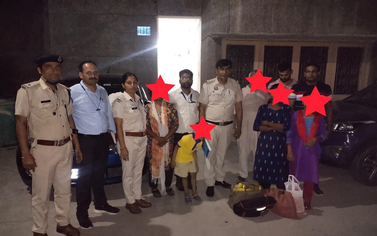 Jharkhand News: मानव तस्करी की शिकार 
झारखंड के गोड्डा की दो नाबालिग बच्चियां दिल्ली से करायी गयीं मुक्त