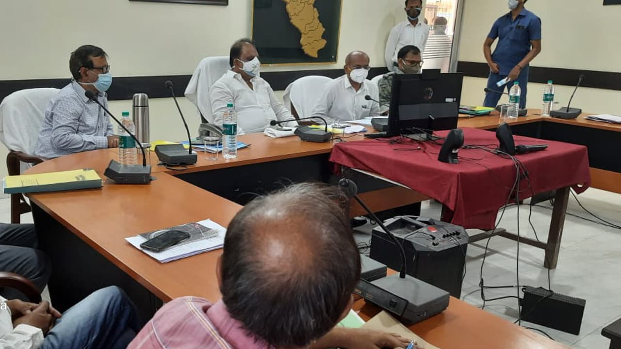 झारखंड के मंत्री मिथिलेश ठाकुर ने गढ़वा में अधिकारियों को दिये निर्देश, बोले- संक्रमण की चेन को तोड़ना सरकार की पहली प्राथमिकता