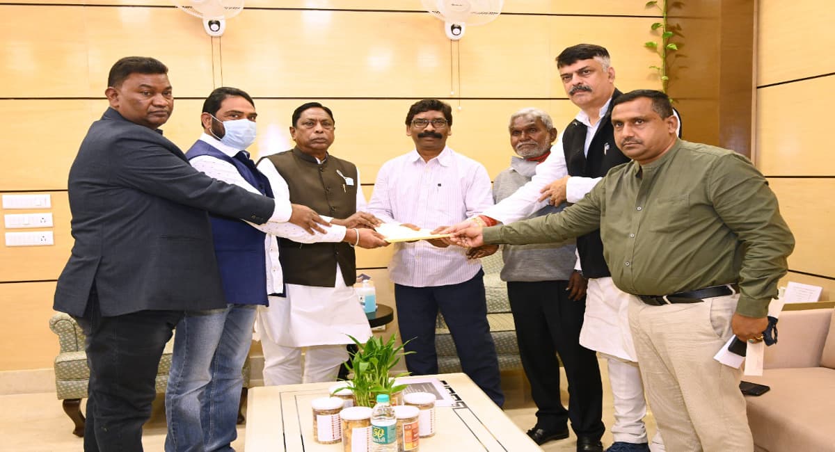 झारखंड में 20 सूत्री कार्यक्रम क्रियान्वयन समिति का जल्द होगा गठन,CM हेमंत सोरेन को सौंपी गयी फार्मूले की कॉपी