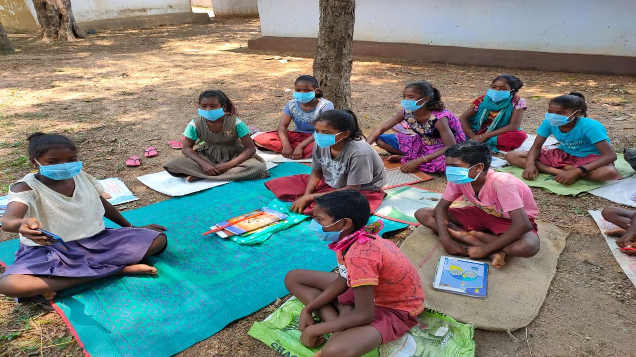 कोरोना संक्रमण के दौर में ऑनलाइन माध्यम से पढ़ाई कर रहे स्कूली बच्चे, झारखंड डिजि ऐप बन रहा मददगार