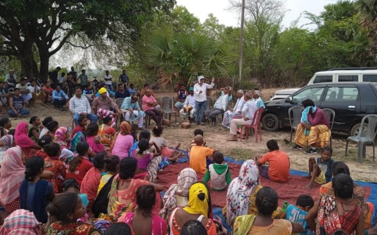 जमशेदपुर : कचरा प्लांट के लिए जमीन मापी करने पहुंची प्रशासन की टीम का ग्रामीणों ने किया विरोध, लौटे वापस