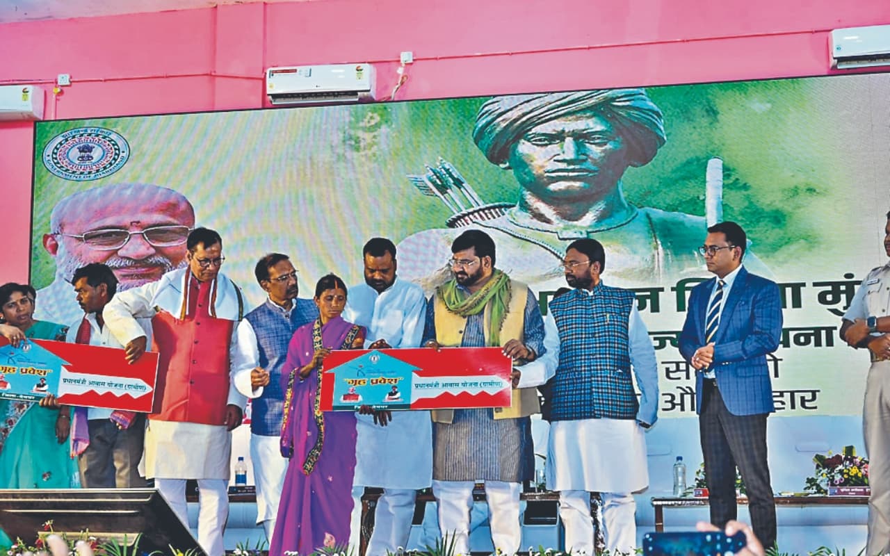 देवघर : राज्य स्थापना दिवस व बिरसा मुंडा की जयंती पर हुआ कार्यक्रम, मंत्री हफीजुल हसन ने कही ये बात