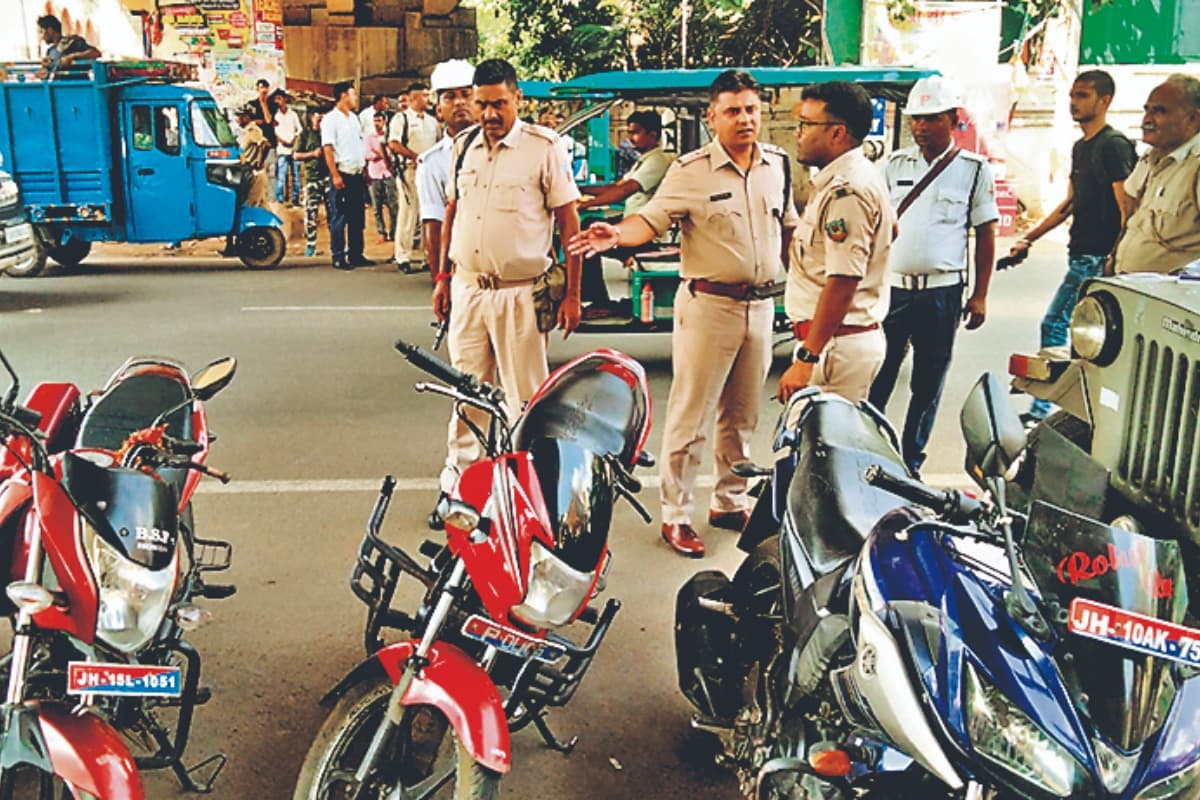 देवघर : ट्रैफिक पुलिस ने बिना हेलमेट सवारी करने वालों से वसूला 1.70 लाख जुर्माना