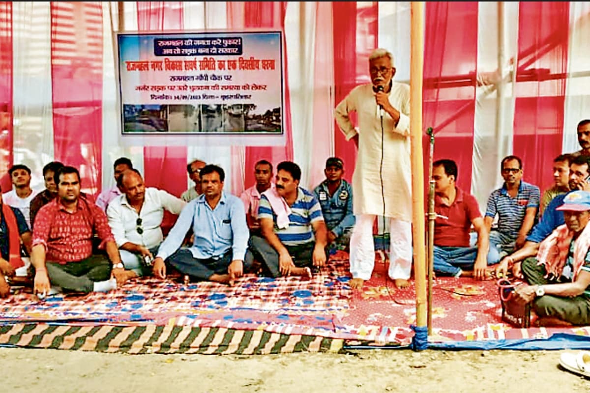 झारखंड : चार सालों से बदहाल है राजमहल की सड़क, शिकायत के बाद भी अफसरों में पहल की सुगबुगाहट नहीं