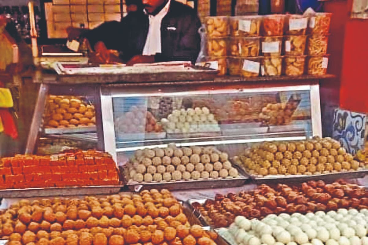 साहिबगंज में इस दिवाली मिठाई दुकानदारों की बल्ले-बल्ले, लाखों का कारोबार होने की उम्मीद साहिबगंज में इस दिवाली मिठाई दुकानदारों की बल्ले-बल्ले, लाखों का कारोबार होने की उम्मीद