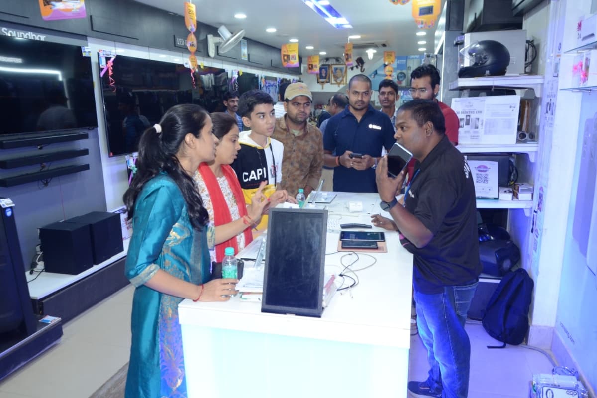 धनतेरस पर इलेक्ट्रॉनिक आइटम में भारी डिस्काउंट, देवघर में 100 करोड़ के कारोबार का अनुमान