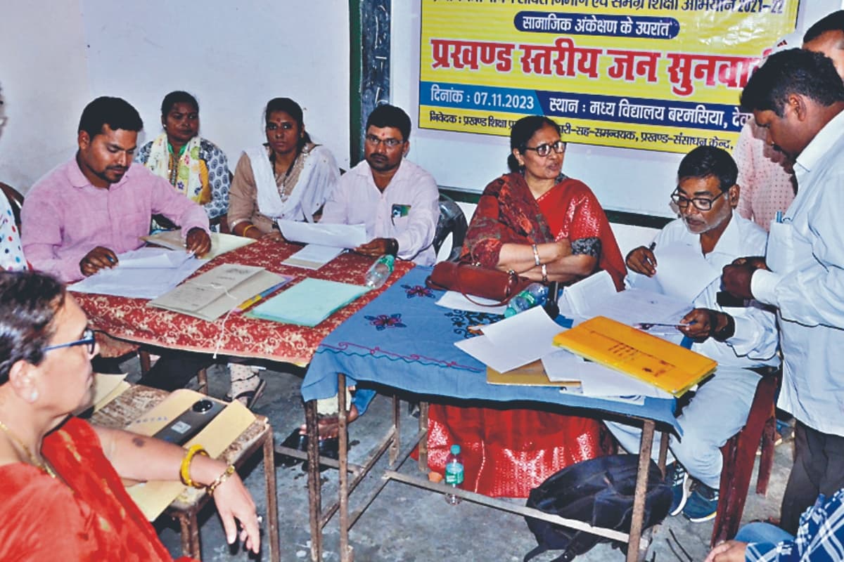 शिक्षक घर ले गया पंखे और बल्ब, ऐसा हुआ मामले का खुलासा