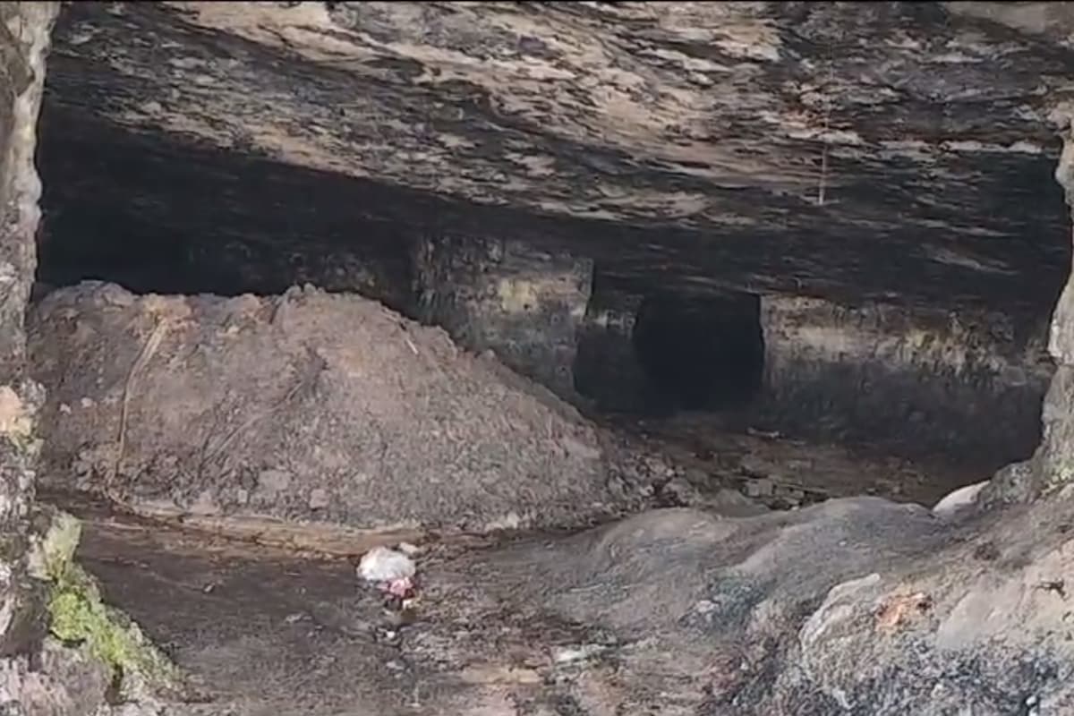 धनबाद में अवैध खनन के दौरान धंसी चाल, दो की मौत, कई लोगों के दबने की आशंका