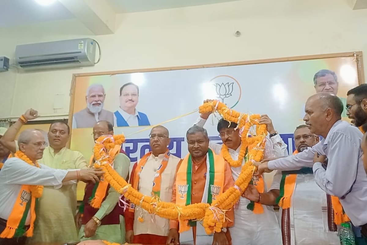 पूर्व आईएएस विजय सिंह समेत कई दिग्गज बीजेपी में शामिल, बाबूलाल मरांडी ने ऐसे किया स्वागत