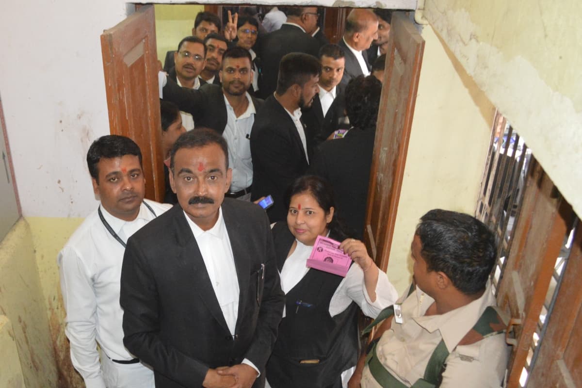 हजारीबाग बार एसोसिएशन चुनाव : जवाहर प्रसाद को हराकर अधिवक्ता राजकुमार राजू बने अध्यक्ष